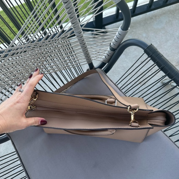 Black Leather Satchel with Top Handle and Zipper Closure - Picture 4 of 6